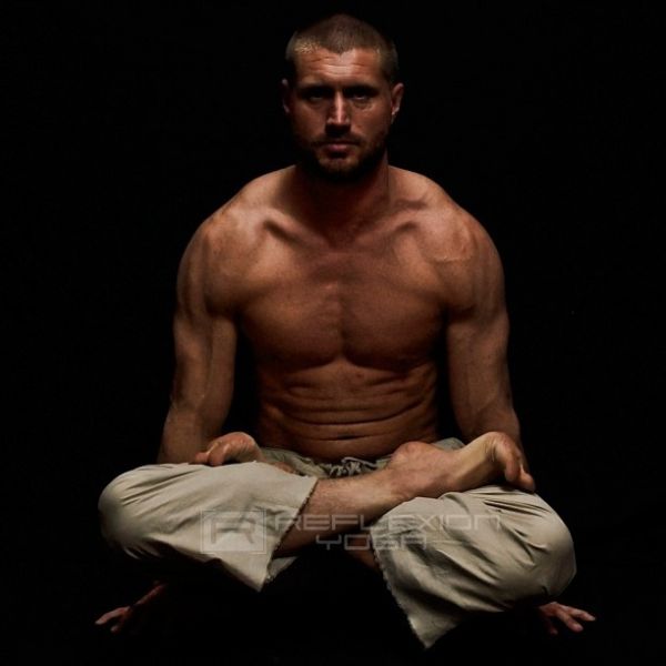 Man in yoga-houding